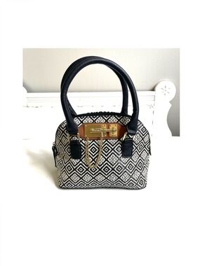 BLACK CREAM WOVEN THATCHED HANDBAG DOUBLE STRAPS HINGE LOCK ZIPPER TOP CLOSURE